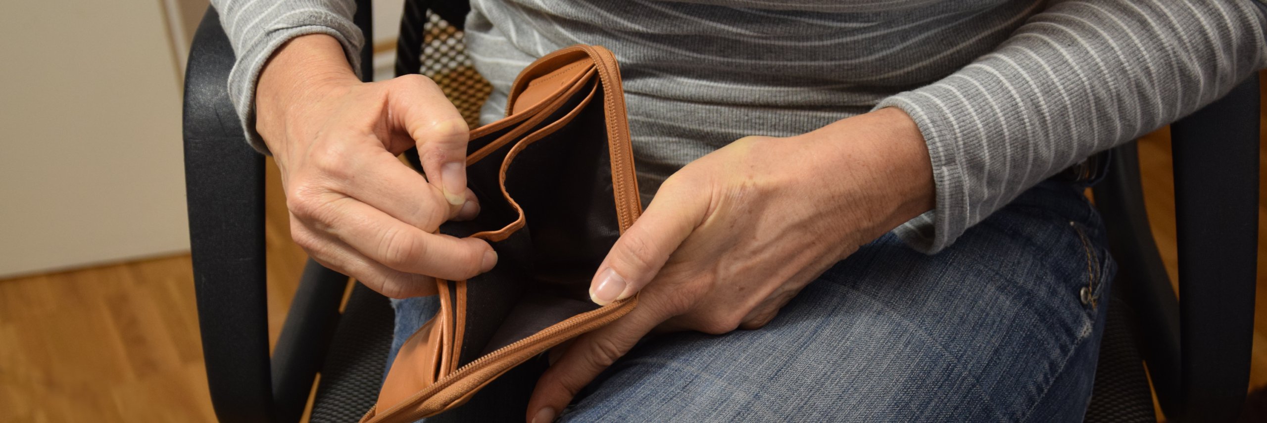 Person öffnet eine Leere Geldbörse